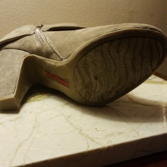 BEAUTIFUL SAND BOOTIES!?! - Picture 3 of 7